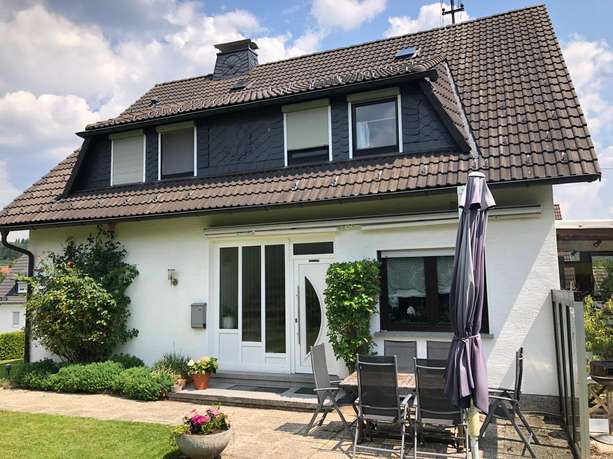 Littfeld: Zweifamilienhaus in ruhiger Lage von Kreuztal in 57223 Kreuztal-Littfeld von Hundem-Lenne-Immobilien GmbH